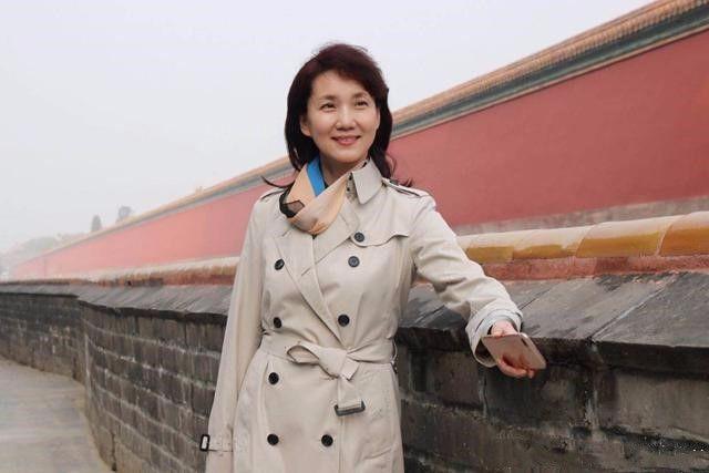 央视主持人李修平气质高56岁比程莉莎还年轻大气而优雅