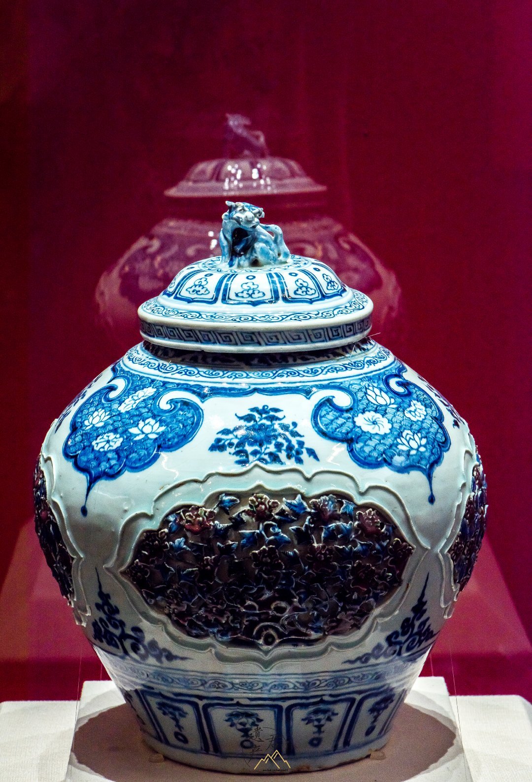 河北博物院藏· 元代釉里红镂空雕盖罐