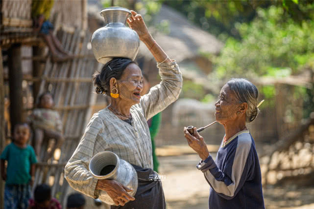 但缅甸钦族的女人们,完全不按世