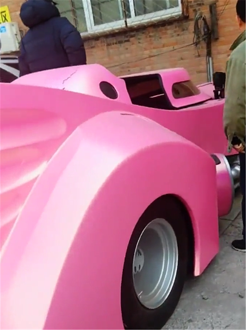 该款蝙蝠战车是一位坊间的高手花费长久的时间打造,车身定位大型跑车