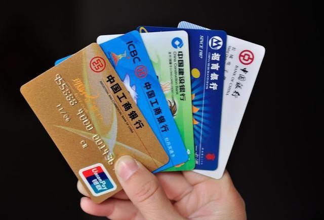 三年前的一天,这名女子在查看自己的银行卡时发现,她的卡里突然凭空多