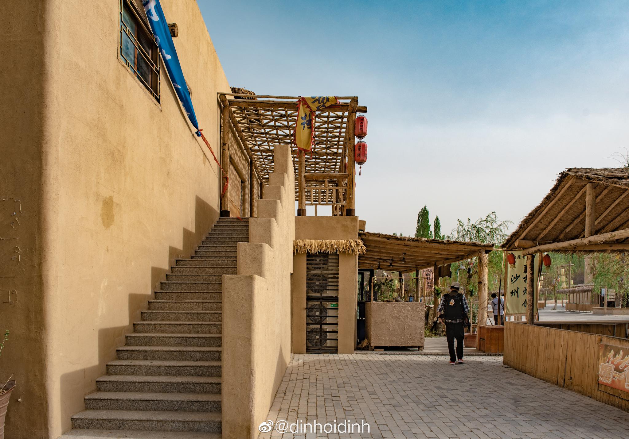 月牙泉小镇,一座充满西北风情的小镇,土黄的楼房整齐地列队着