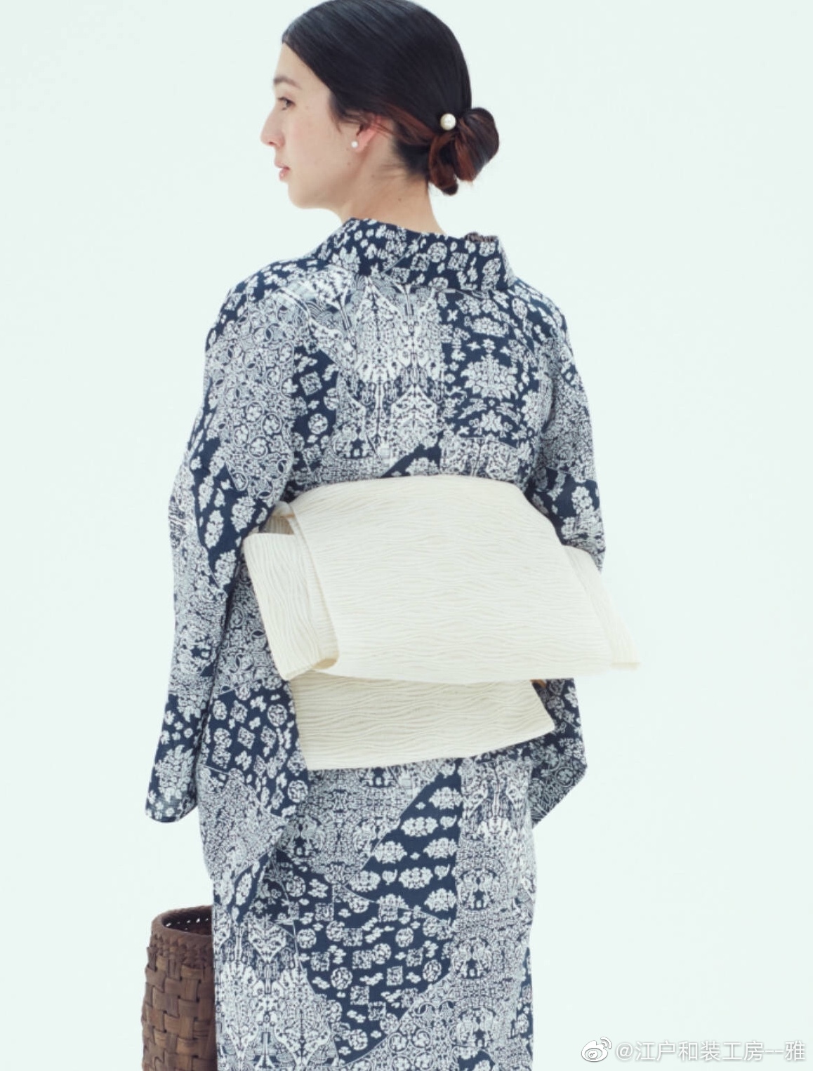 石原里美的《高岭之花》的宣传照片中的素色和服让人眼前一亮