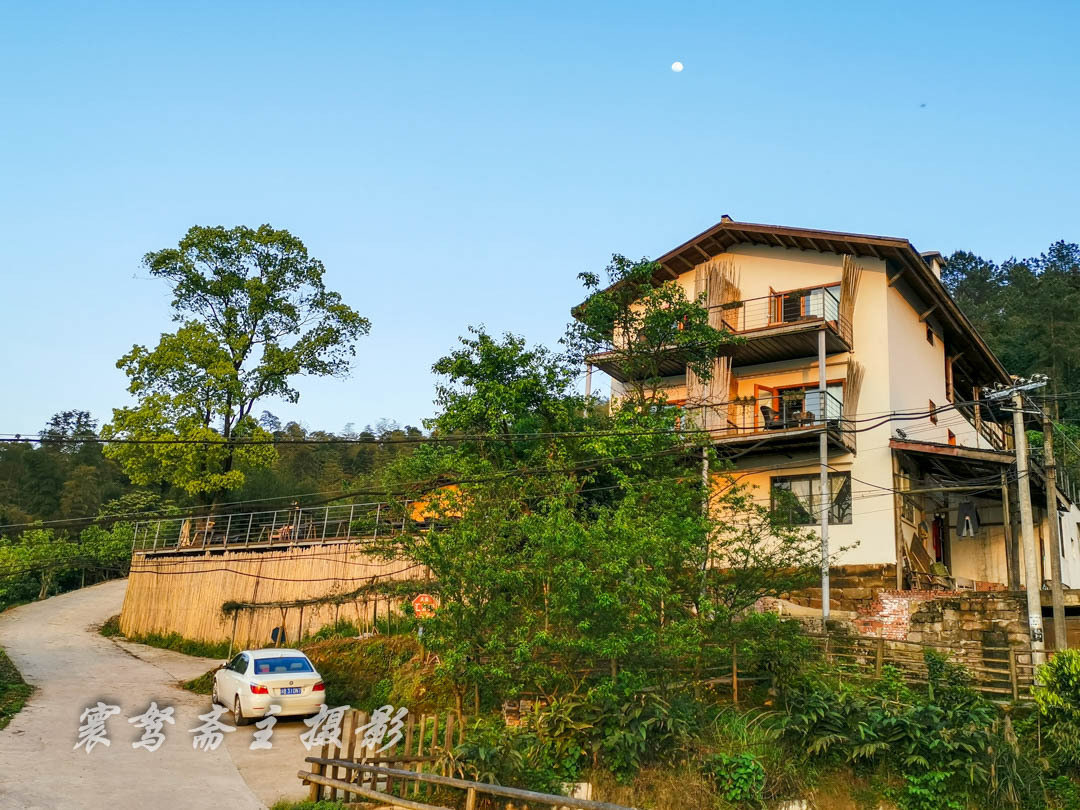 缙云山顶上有个缙云小住,这个不起眼的农家院却是重庆最火的民宿
