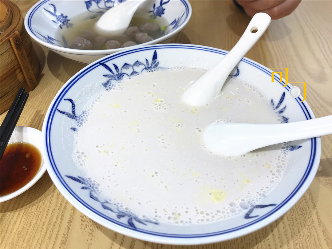 浓浓花生香味,微微的清甜,是用滚烫的花生浆冲生鸡蛋而成