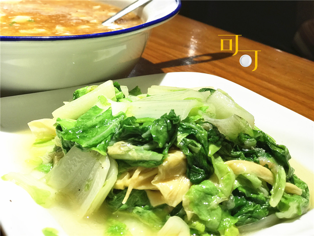 不要过油的那种,服务员就推荐了腐皮炒毛毛菜,光听菜名还不知道毛毛菜