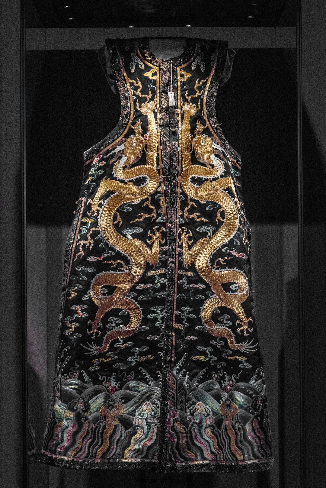 1 / 9 此褂为清宫皇后,太皇太后,皇太后,皇贵妃所穿的朝褂,套于朝袍