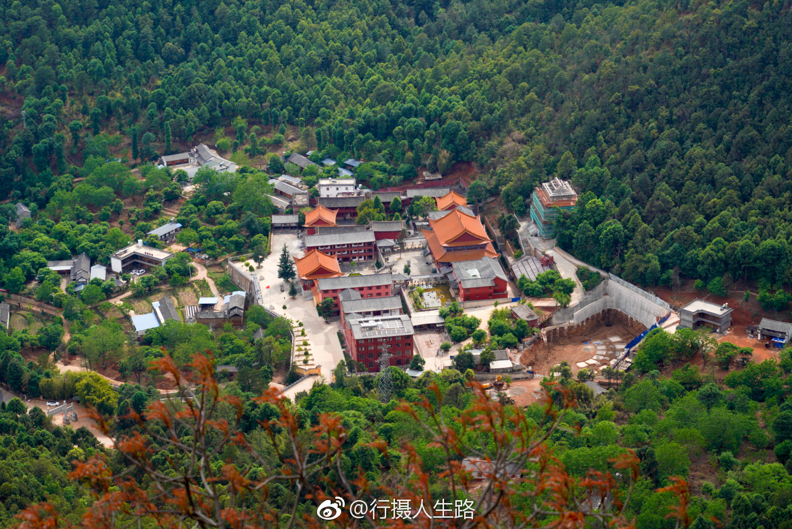 鸡足山位于大理白族自治州东部宾川县境内,地处金沙江干热河谷流域