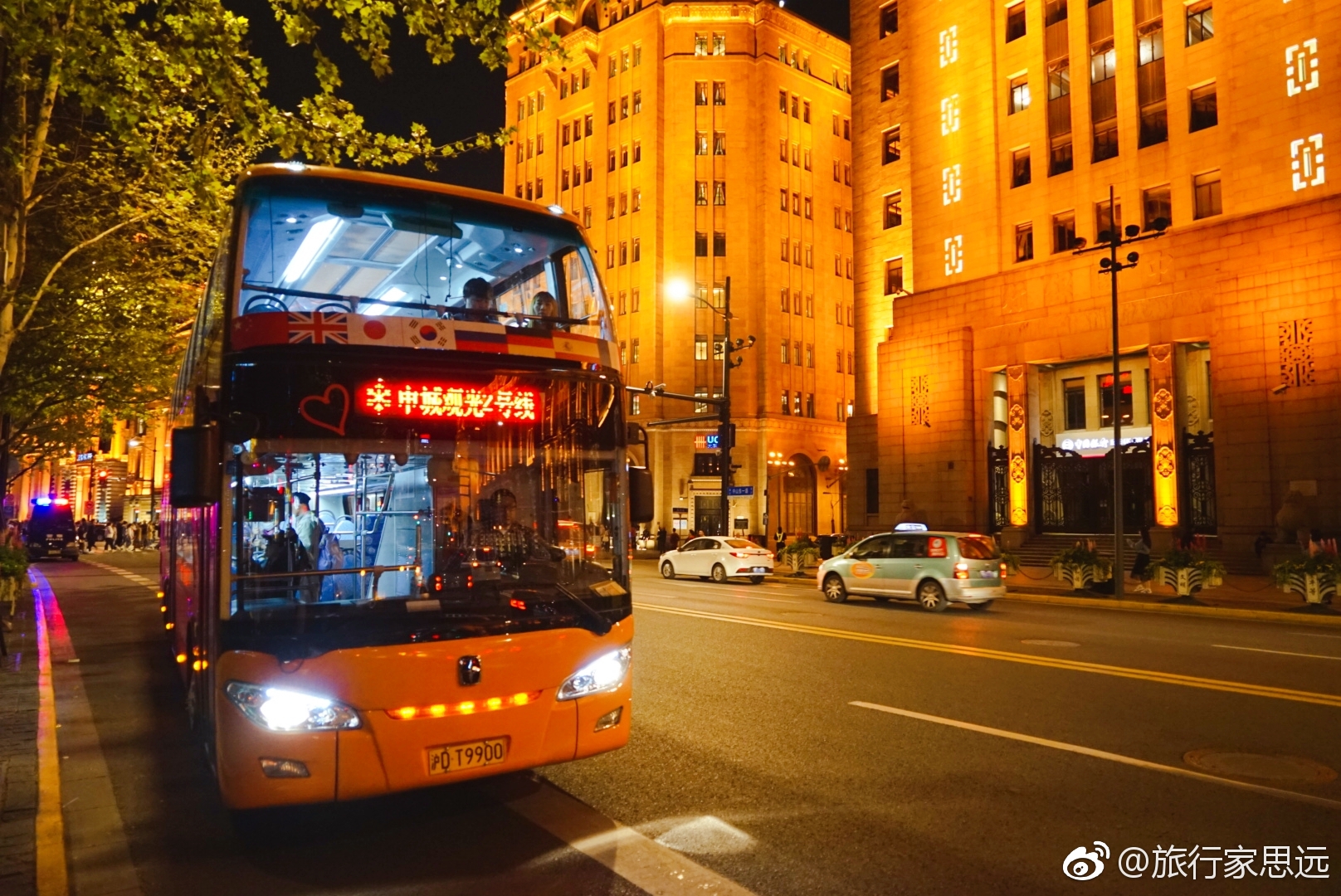 打卡上海网红观光巴士在上海这座现代化的繁华都市