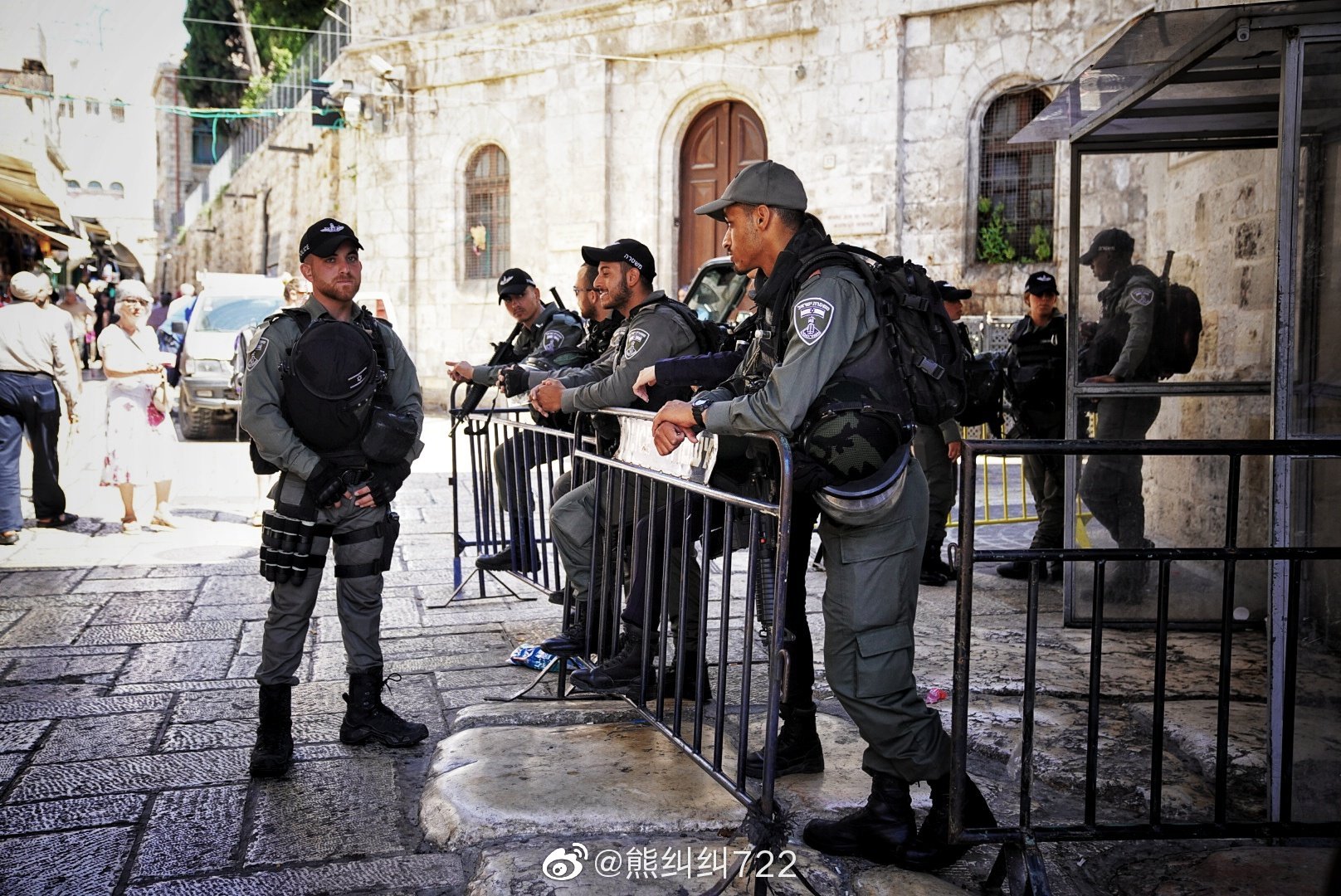 以色列随拍警察还挺友善所以蹬鼻子上脸越怼越近拍