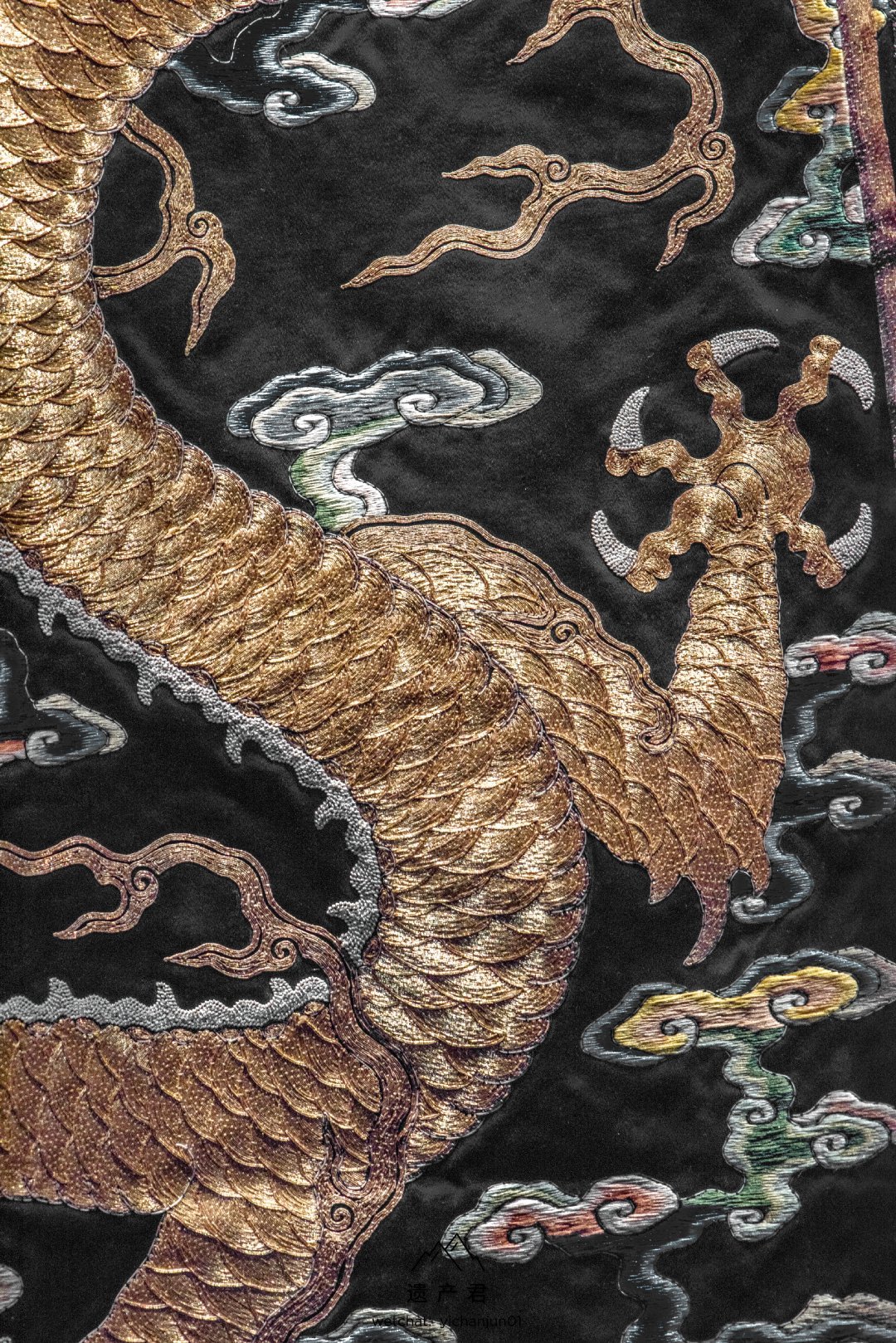 沈阳故宫博物院藏· 清代石青缎彩绣平金龙纹女朝褂