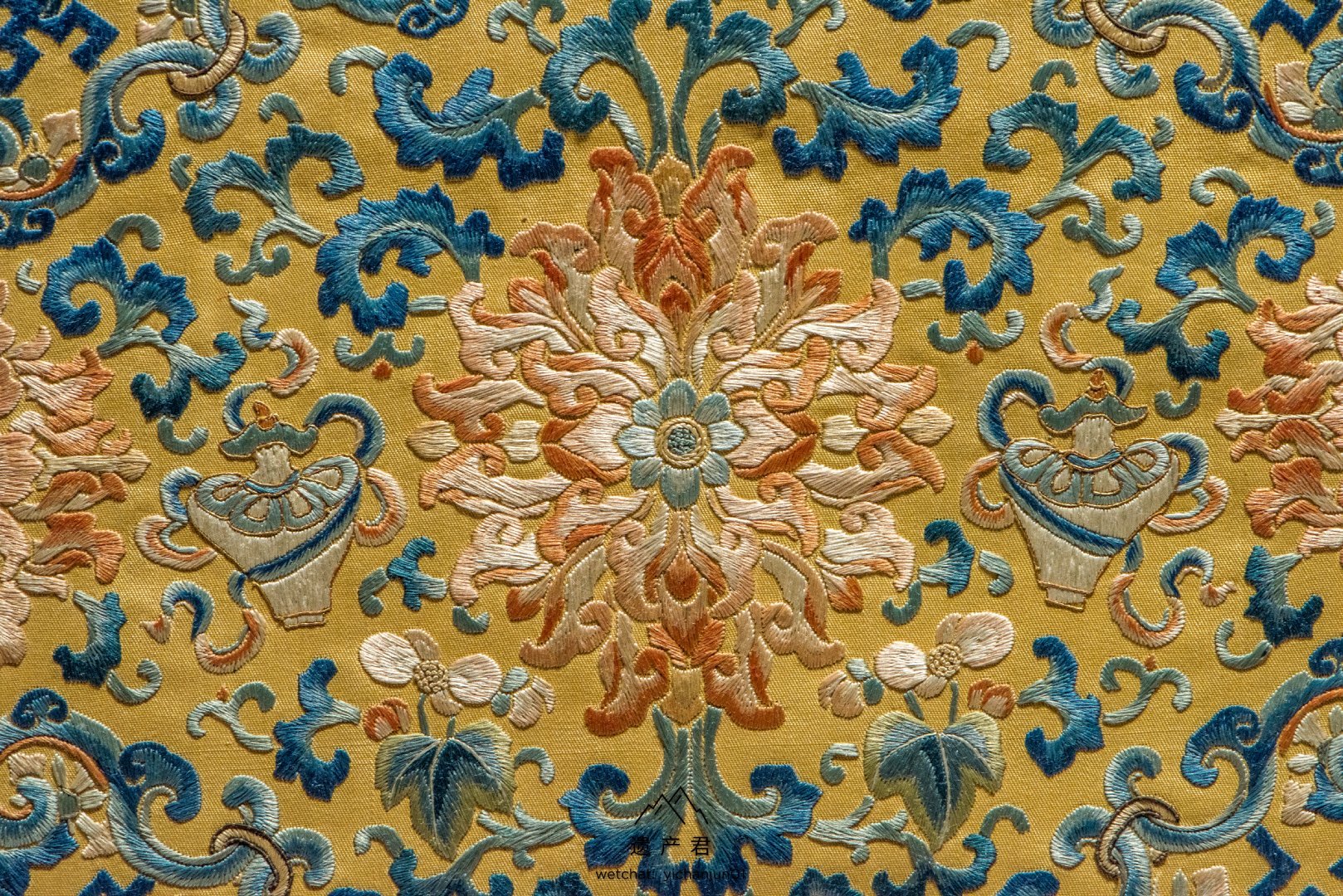 沈阳故宫博物院藏清代明江绸彩绣莲蝠纹靠背和迎手