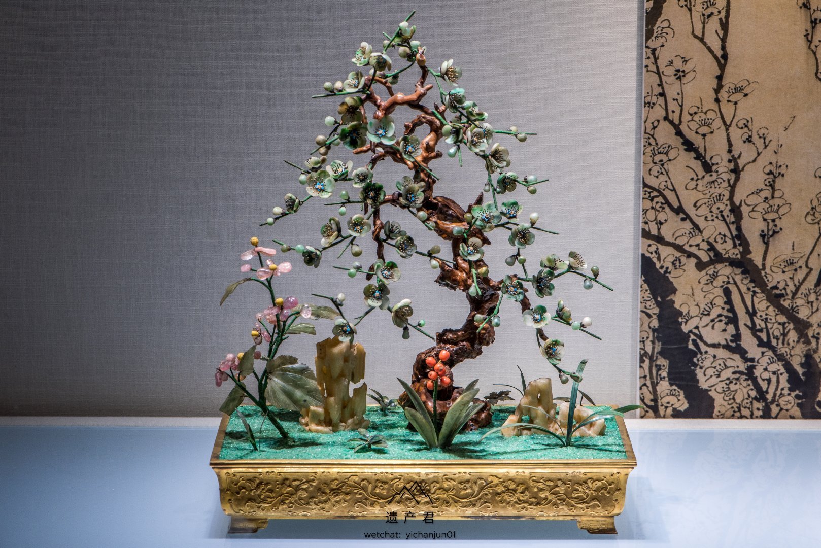 故宫博物院藏清代金錾花长方形玉石梅花盆景