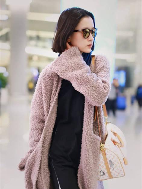 杜鹃现身机场,短款卫衣搭配格纹裤,简单却又不失时尚感!