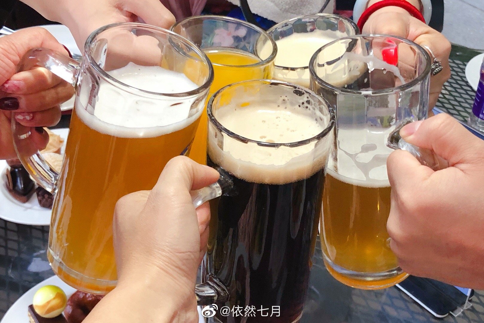 北京的春夏夜晚特别舒服,坐在室外喝啤酒?才是正经事.