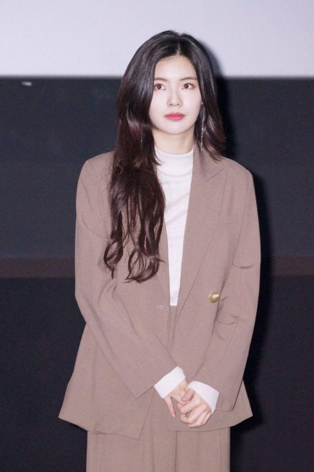 李光洙女友李先彬,西服套装帅气潇洒,网友:简直"韩版杨超越"