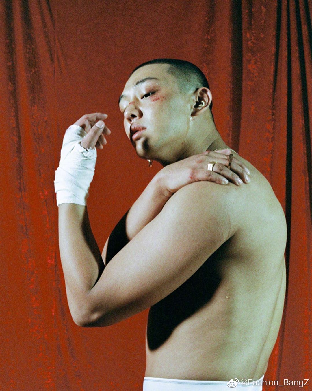 荷尔蒙爆发怪诞和痞帅互相融合这镜头表现力真的好强但