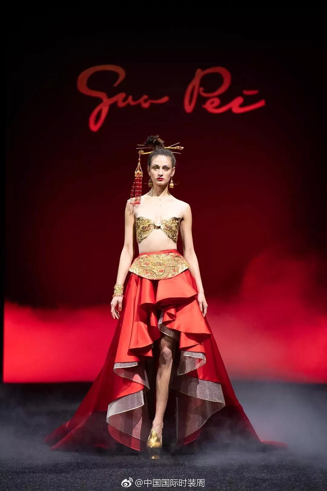 中国服装设计郭培2019春夏巴黎高定大秀,以中国古代宫廷服饰为灵感|郭培|宫廷|高定|服装设计|服饰_新浪新闻