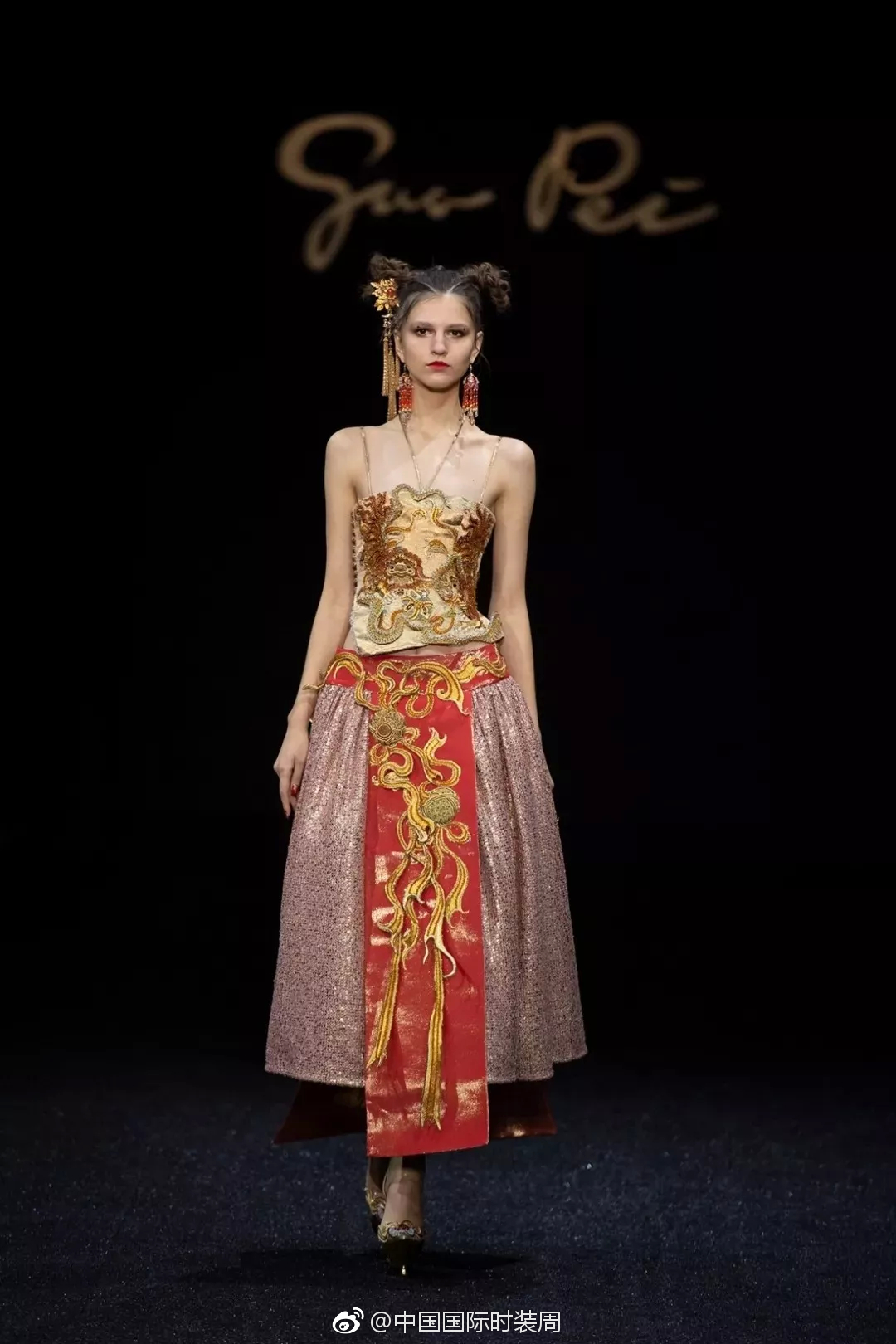 刺绣、盘扣、流苏，北京时装周上的唯美“中国风”|旗袍_新浪新闻