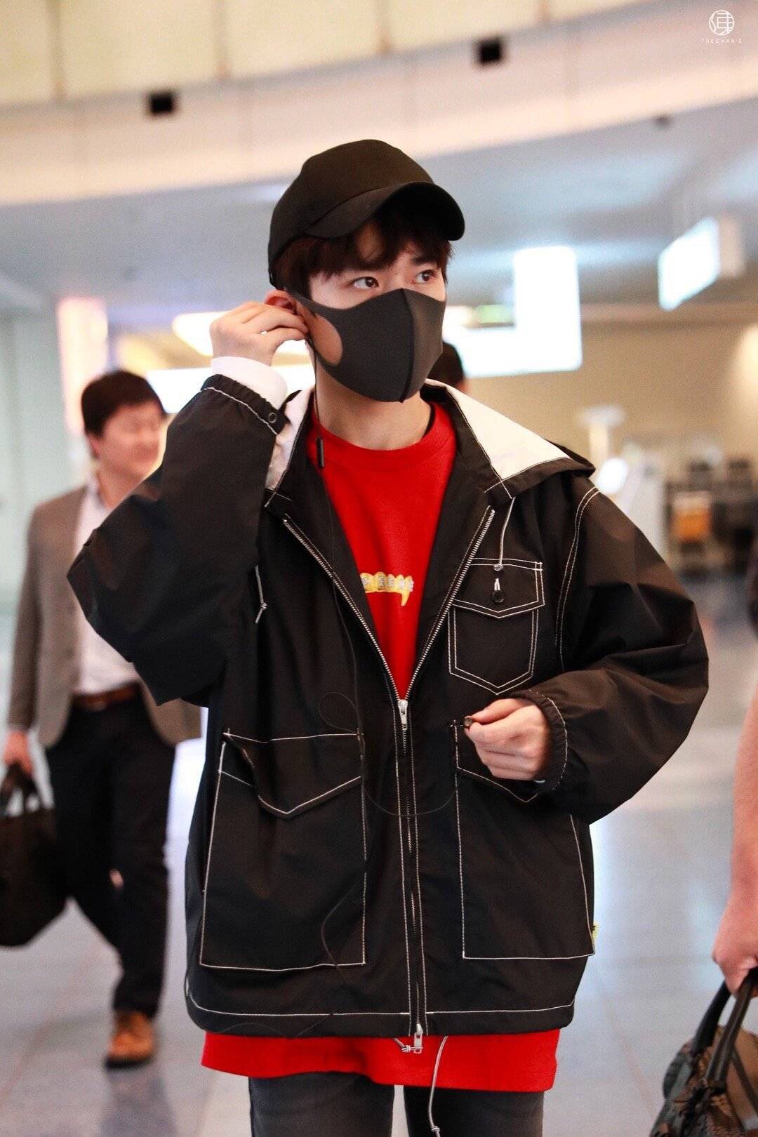 易烊千玺东京机场7615北京出发一身黑色外套 红色卫衣|易烊千玺