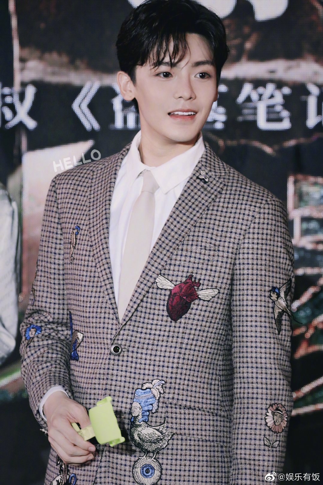 少年吴邪侯明昊neo亮相北京某活动身穿格子西装