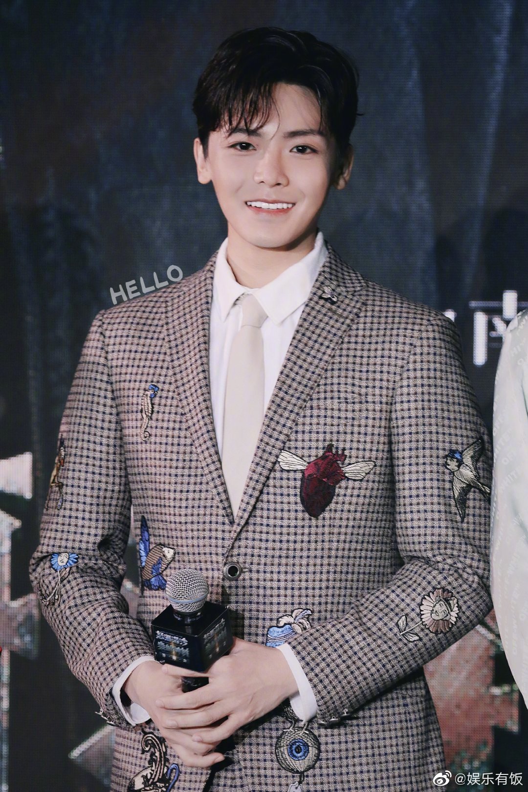 少年吴邪侯明昊neo亮相北京某活动身穿格子西装