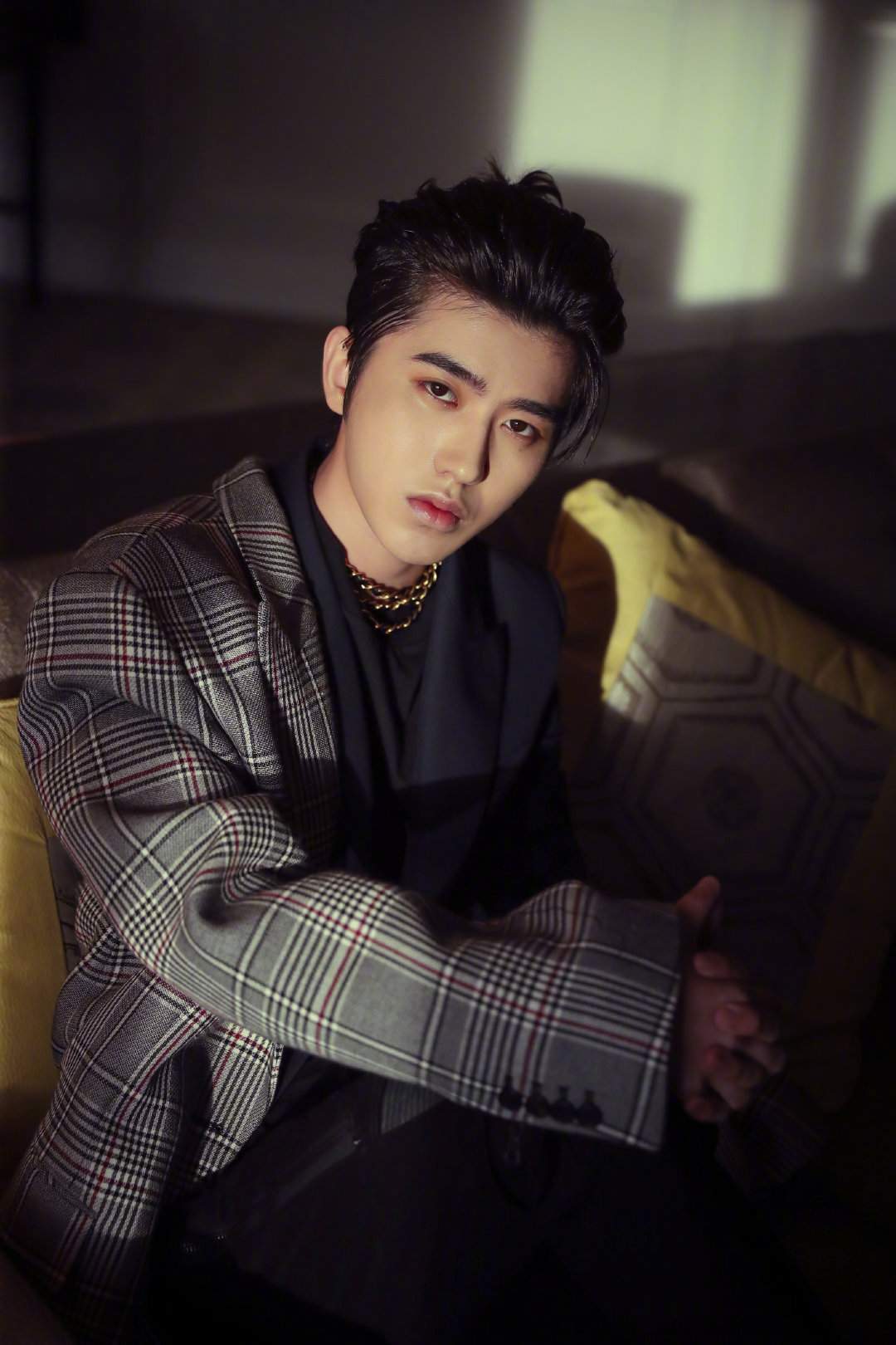 蔡徐坤今晚身穿拼接西装外套