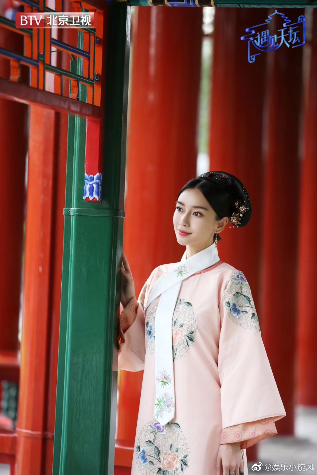 angelababy在里的新look解锁!一身粉色清朝宫廷服饰,亭前赏花