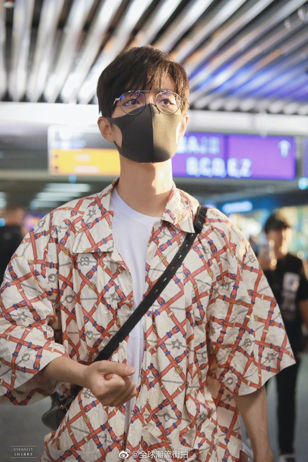 肖战前往米兰时装周机场look暖色调玩转秋日新风尚