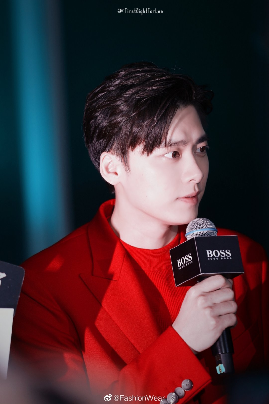 李易峰身穿一身红色西装受邀出席在上海举行的品牌2020早秋系列时装秀