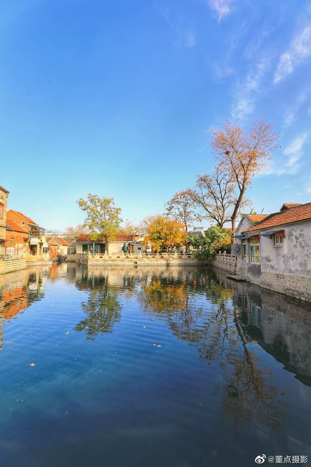 半亩方塘一鉴开,天光云影共徘徊.问渠那得清如许,唯有源头活水来