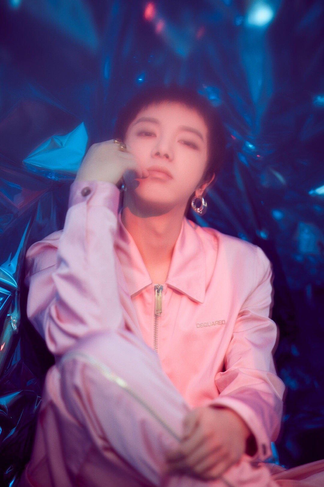 今晚@华晨宇yu 一身粉色套装亮相音乐盛典咪咕汇,樱花少年