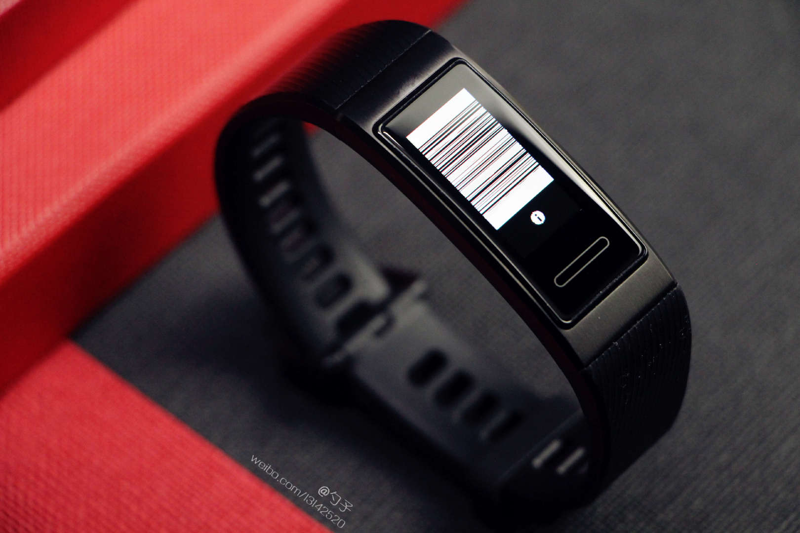 使用起来要比拿出手机支付更加方便,另外华为手环3pro还支持nfc公交