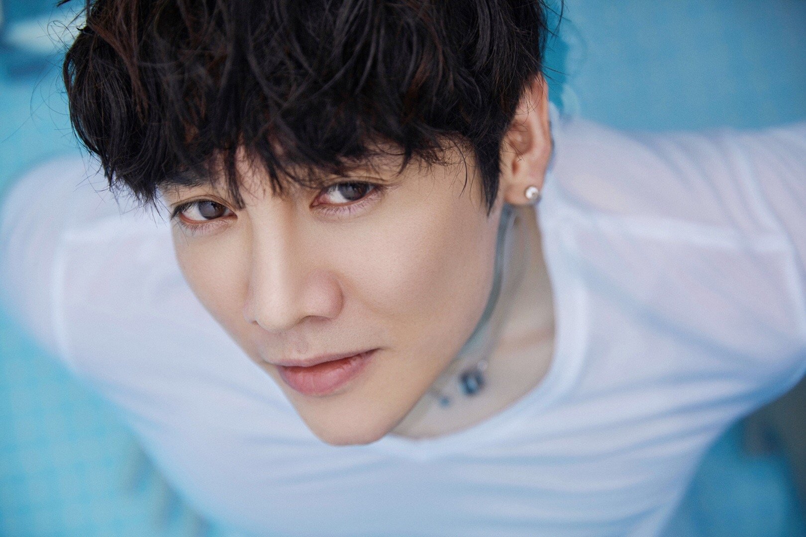 刚刚发行了新单曲的歌手@王野 近日曝光了一组夏日泳池写真,镜头中