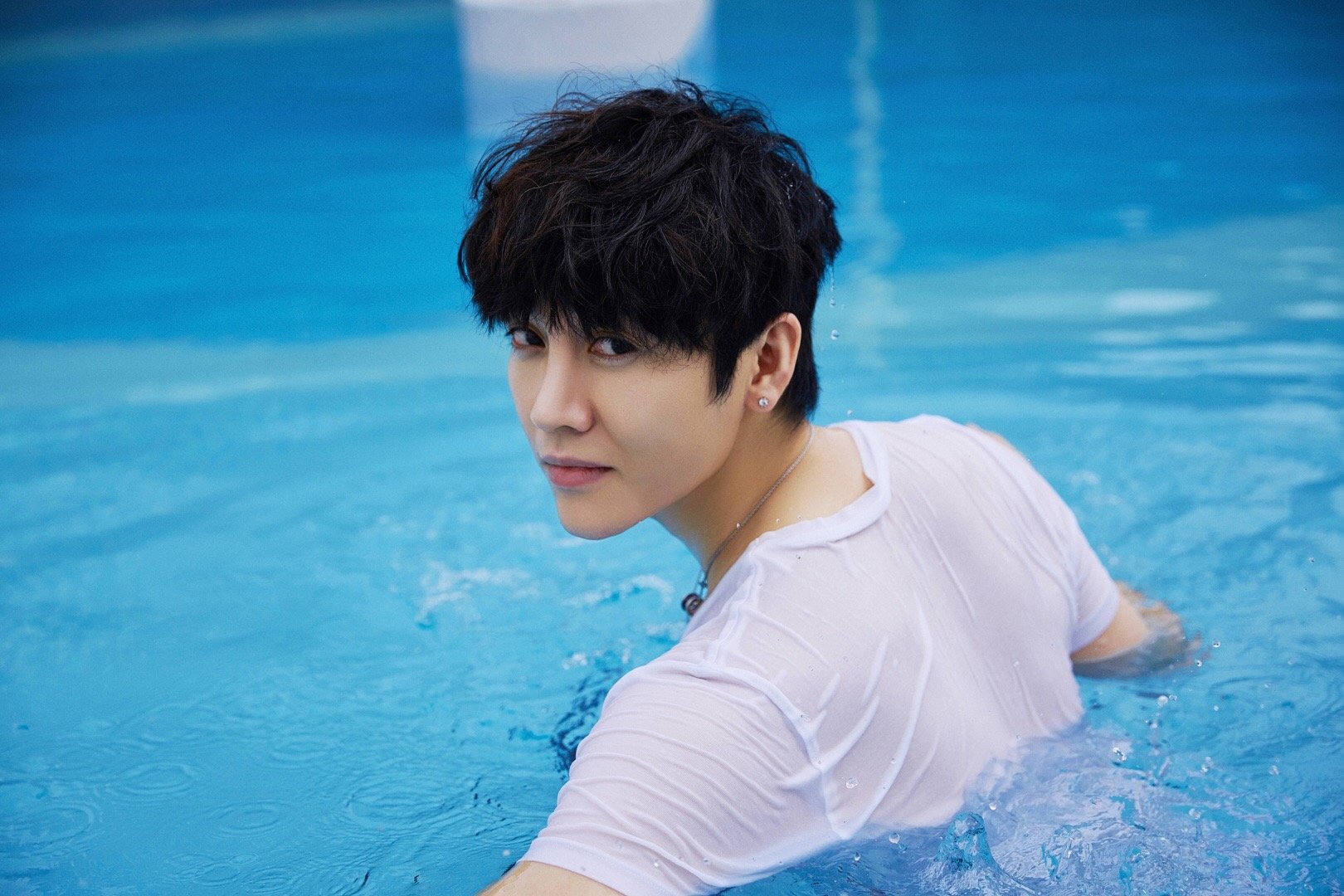 刚刚发行了新单曲的歌手@王野 近日曝光了一组夏日泳池写真,镜头中