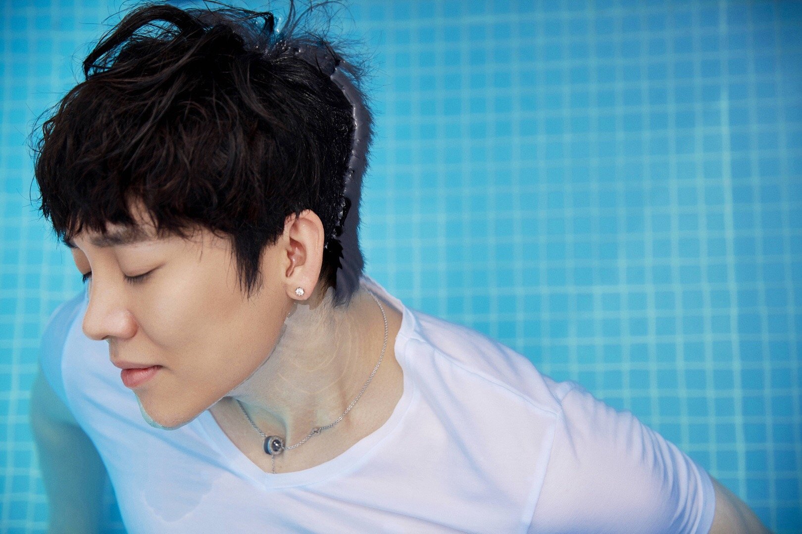 刚刚发行了新单曲的歌手@王野 近日曝光了一组夏日泳池写真,镜头中