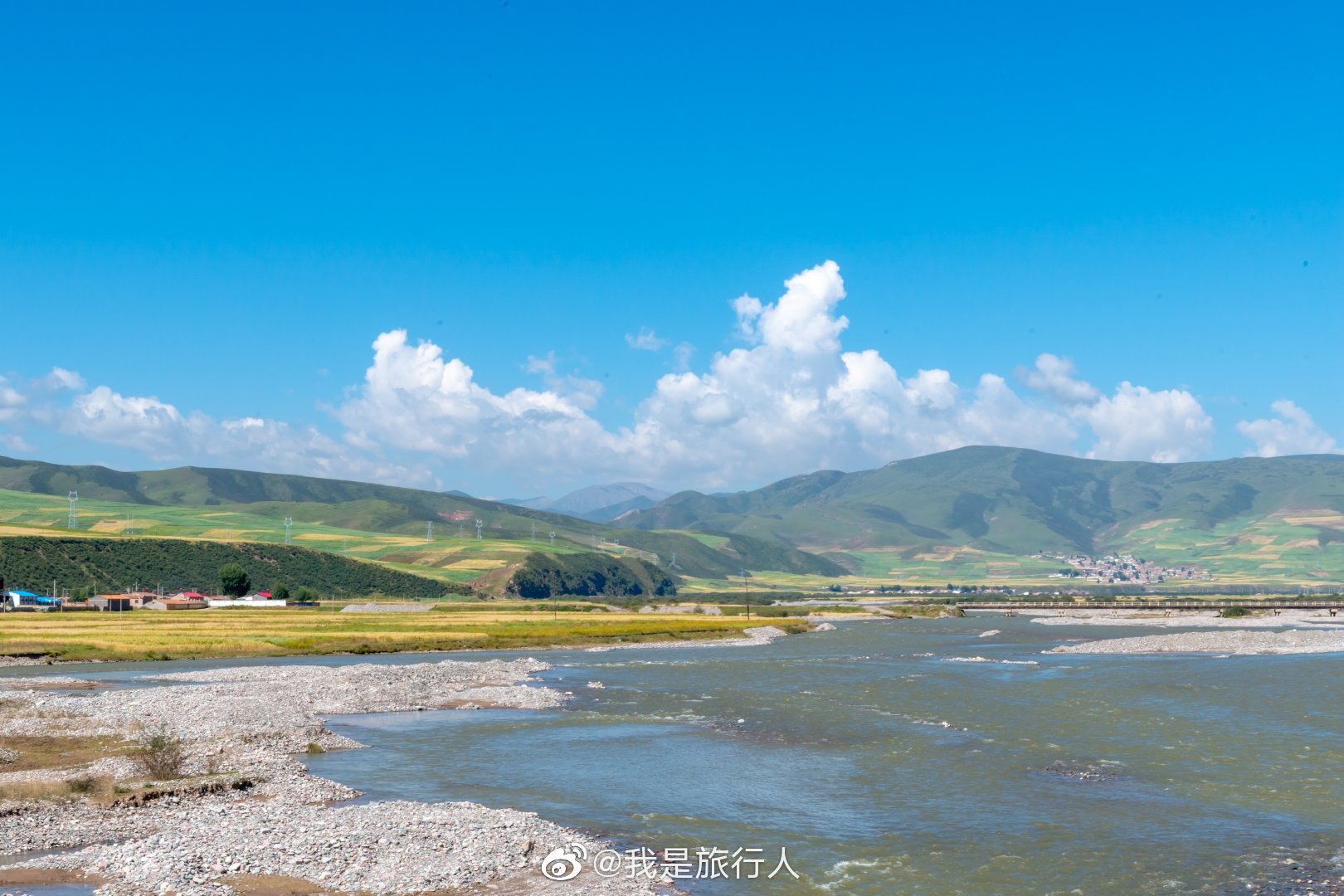 桑科草原位于夏河县城西南平均海拔在三千米以上辽阔壮美