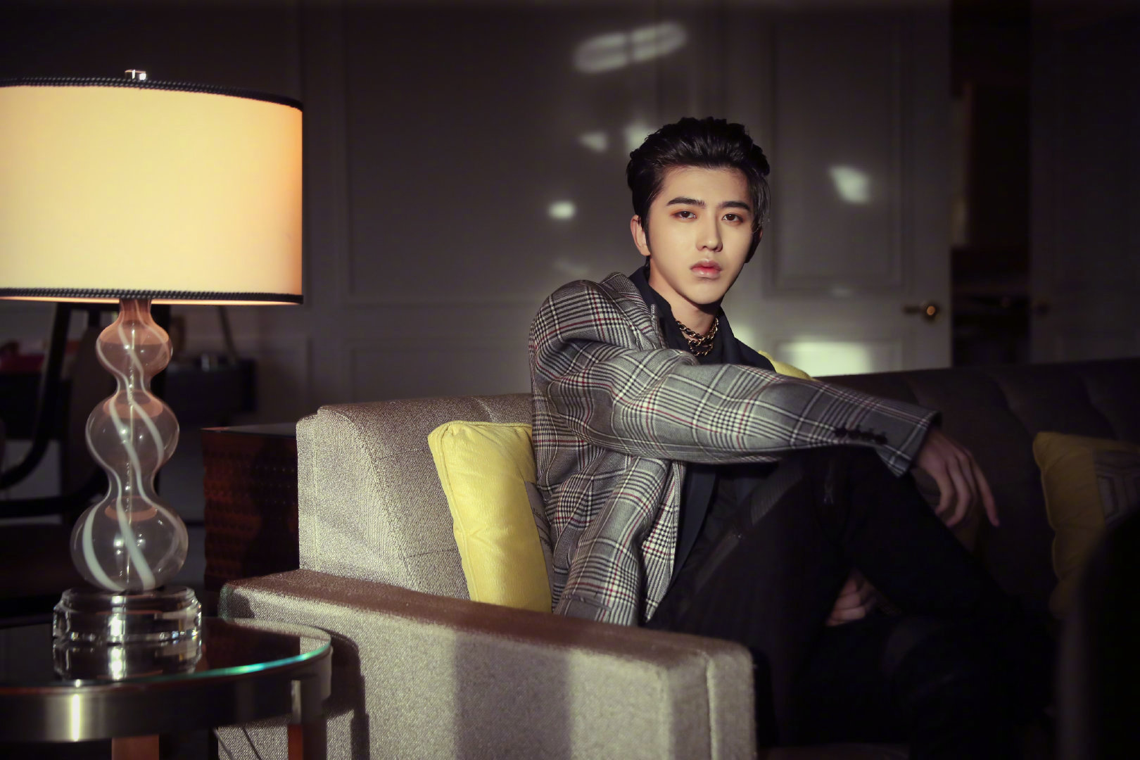 蔡徐坤今晚身穿拼接西装外套