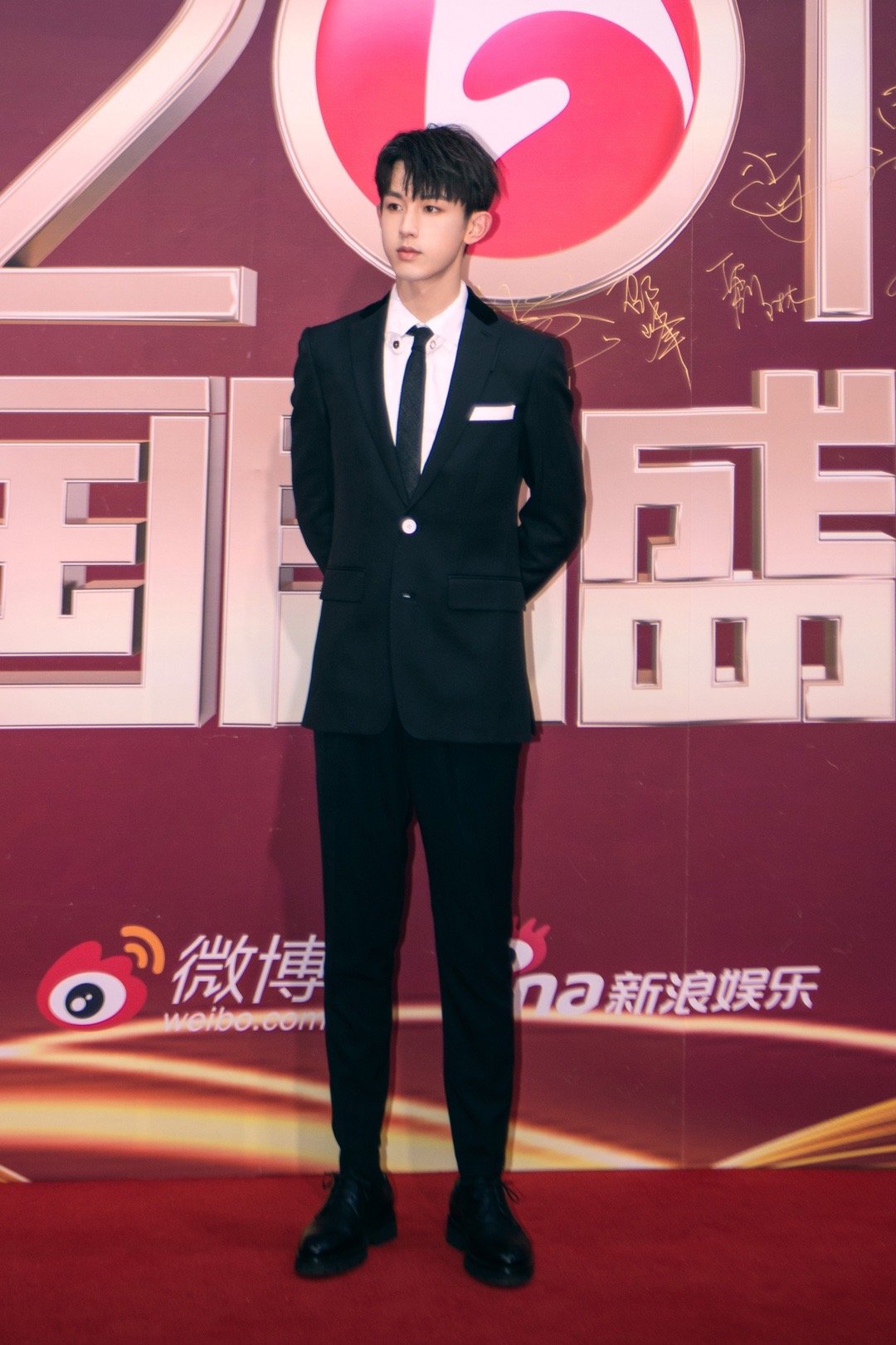 1 / 4  今日,青年演员@郭俊辰_fiction 现身 红毯,黑色西装搭配仿叠穿