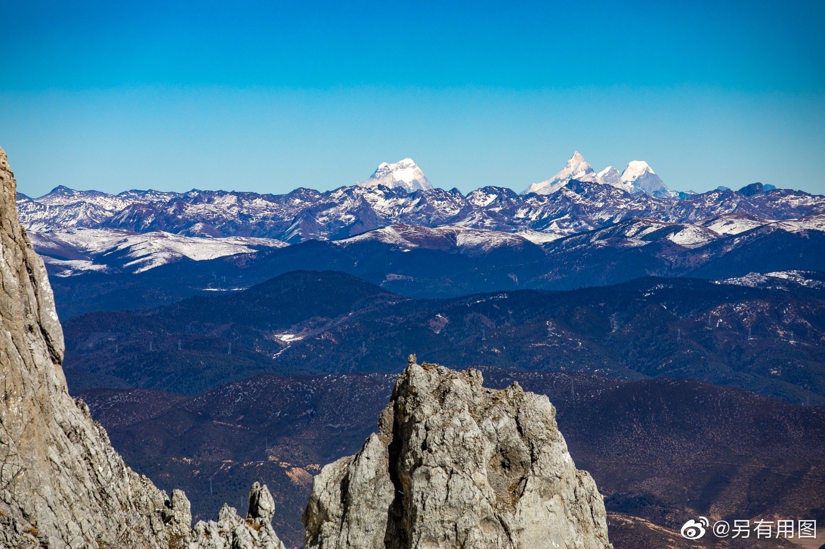 在香格里拉市的附近,纳帕海的另一边,有一座海拔5000米左右的雪山_高