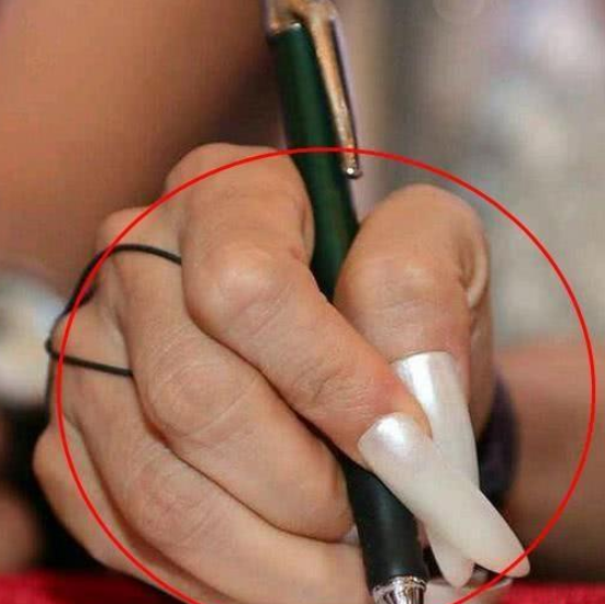 终于见识到杨丽萍的长指甲,签名一般人欣赏不来:确实是"舞者"