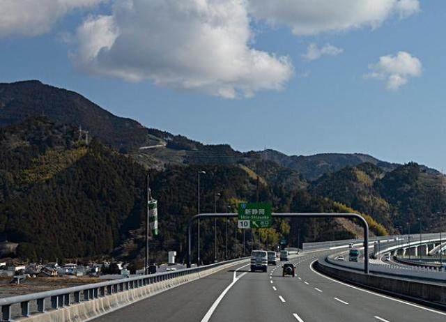 日本高速公路实拍,这样公路能跟中国比吗!