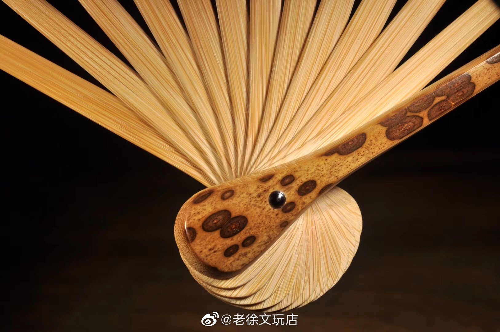 晏龙制扇非常漂亮的一付老梅鹿竹料子 花纹精美大尺寸难得 值得收藏