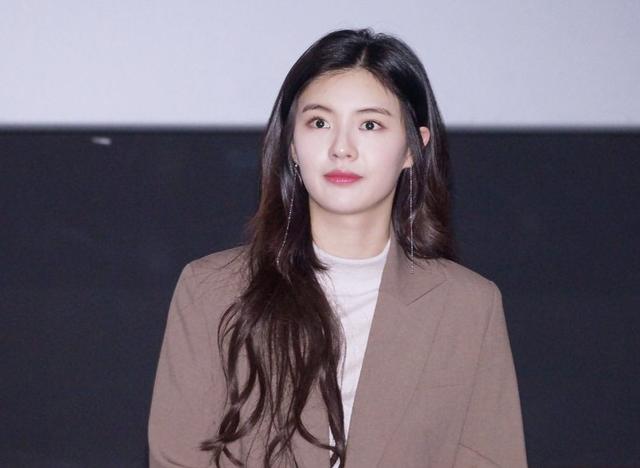 李光洙女友李先彬,西服套装帅气潇洒,网友:简直"韩版杨超越"