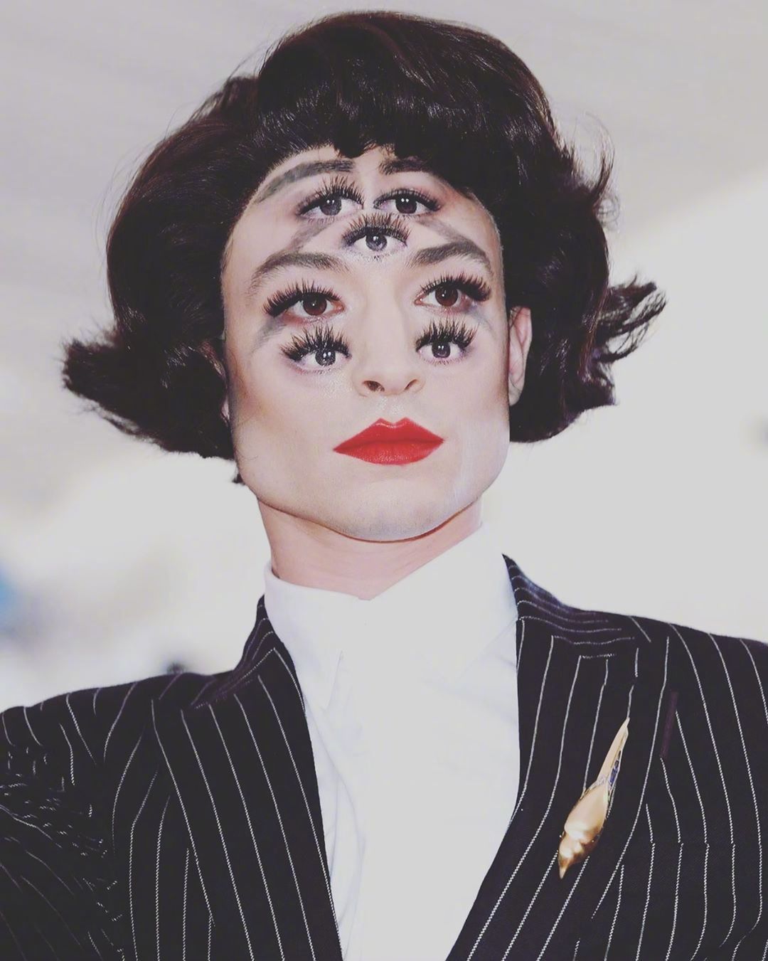 埃兹拉米勒ezramiller红毯上又一位look非常贴合主题的男士