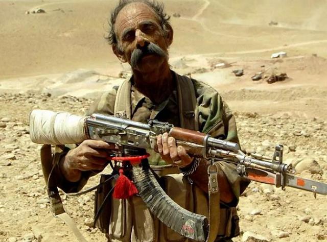 为什么非洲人要把ak步枪举脑袋上射击?打中靠的真是"信仰"