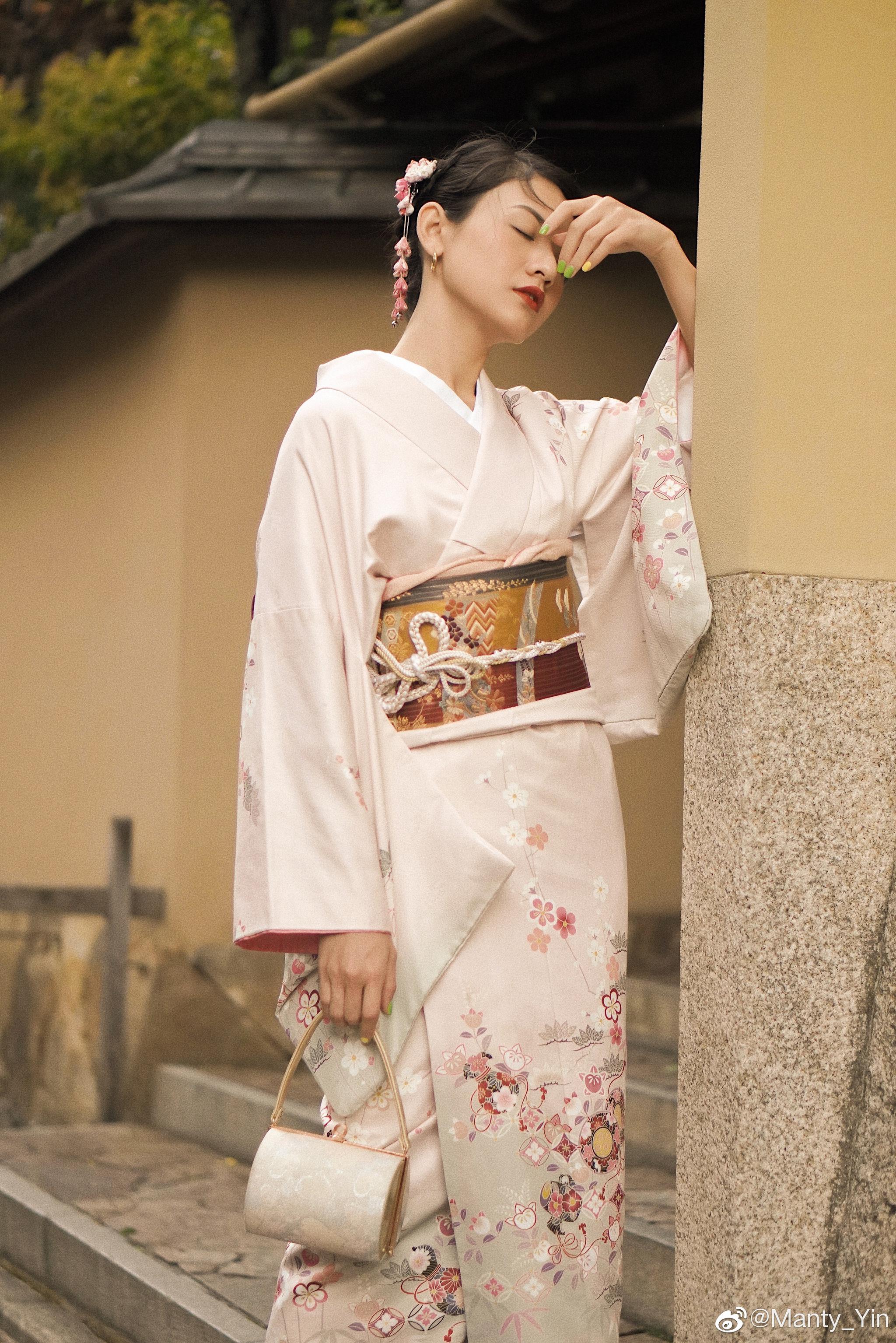 穿着和服不知不觉就温柔起来了