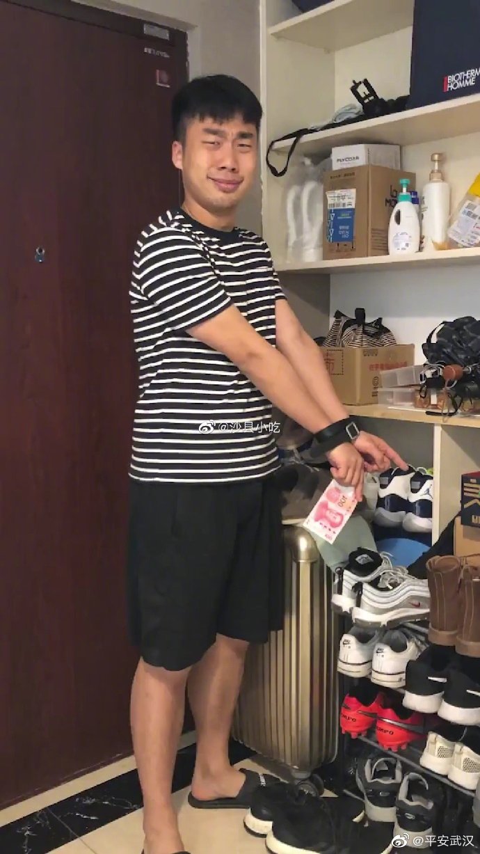 嫌疑人指认现场同款姿势!_新浪新闻