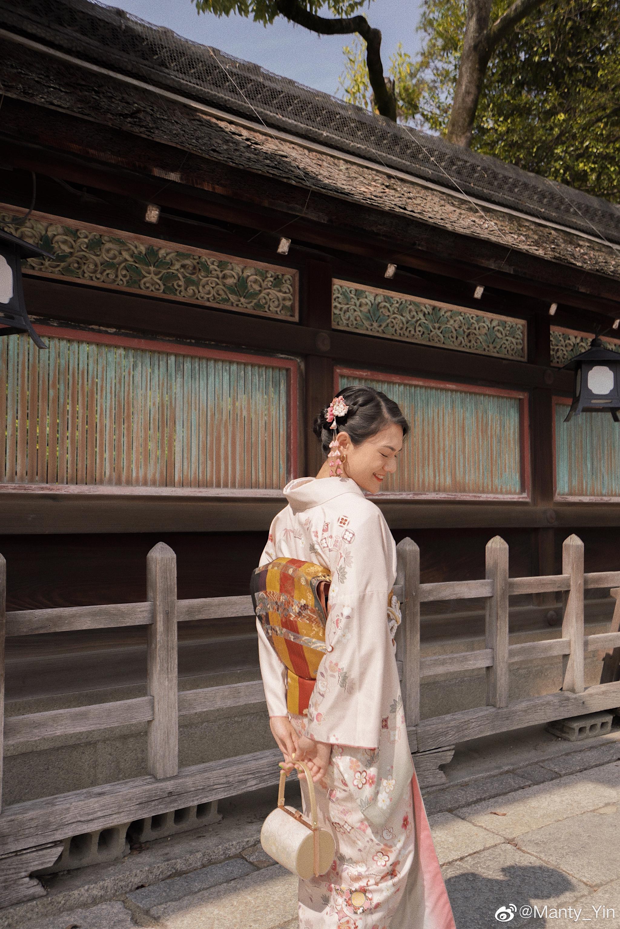 穿着和服不知不觉就温柔起来了