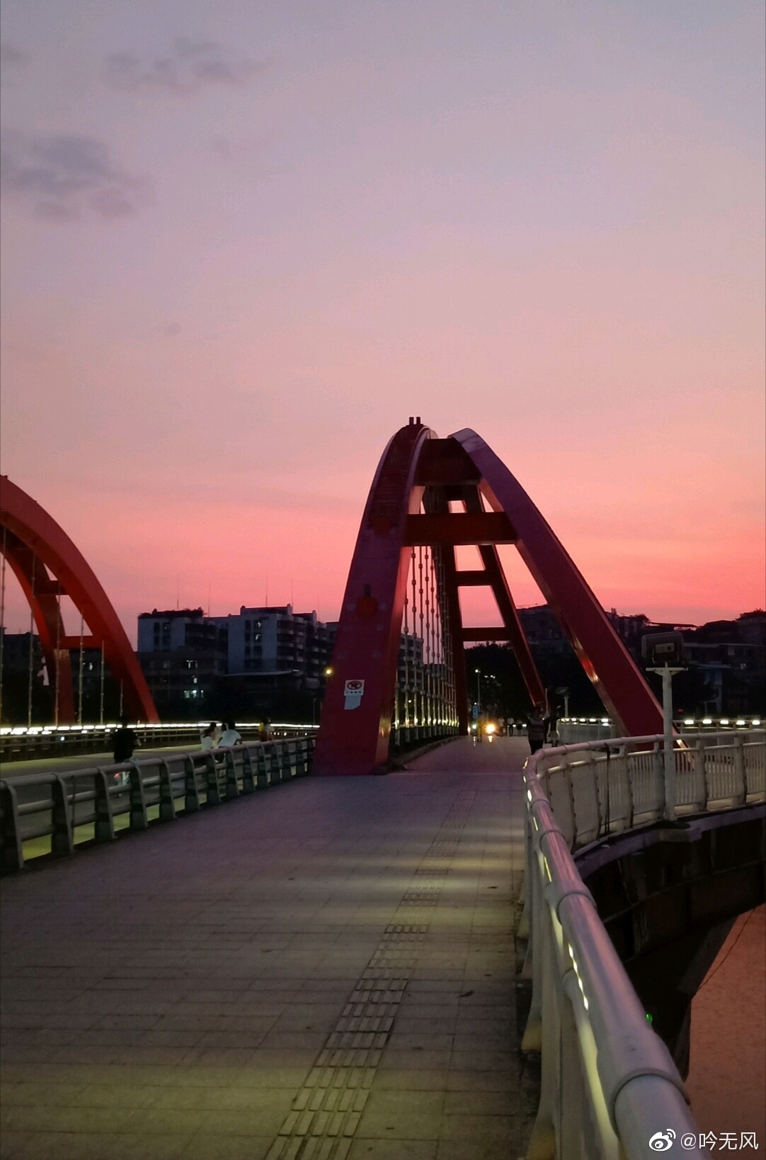 台风前的傍晚景色真美 少女系系列啊 不可就是热得不行
